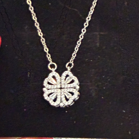 Jewelry - Elegant Silver Pendant Necklace